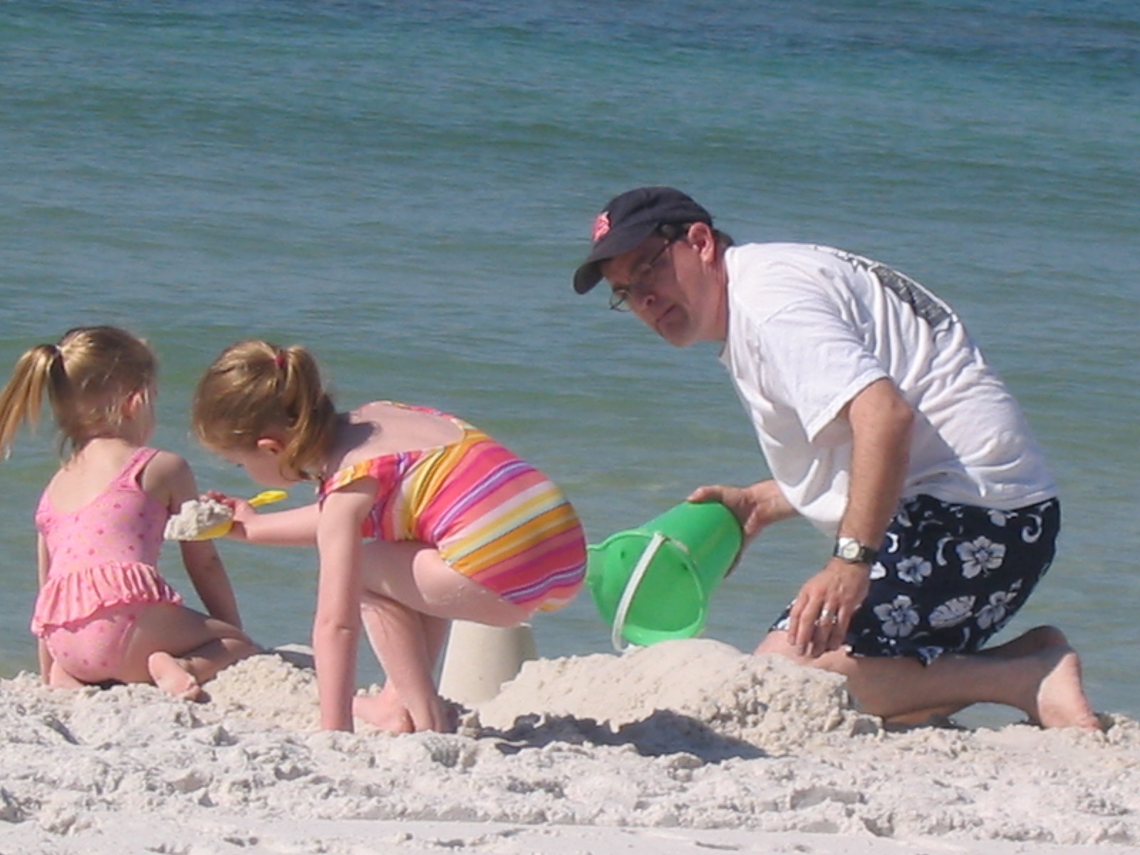 2007_04_29 Sandestin Randy Cate and Jane sandcastling on beach.jpg